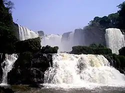 Las cataratas y saltos, gran volumen de agua cayendo abruptamente del cause alto de los caudalosos ríos que fluyen en la región. En la imagen, Saltos del Monday en Paraguay.