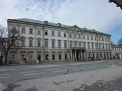 Fachada principal sobre la Mirabellplatz