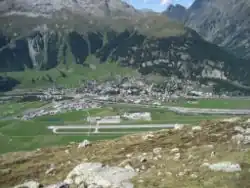 Vista de Samedan, cuyo aeropuerto es el más elevado de Europa (1707&nbsp;m&nbsp;s.&nbsp;n.&nbsp;m.)