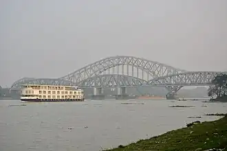 El puente del Jubileo (1882-1887) y el puente ferroviario Sampreeti, inaugurado en 2016, cruzan el Hugli en Naihati