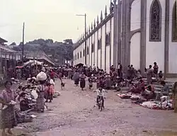El mercado y la iglesia de San Pedro Sacatepéquez en los años ochenta.
