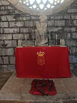 Altar de la capilla pequeña donde se exponen las cadenas de Navarra.