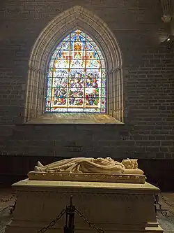 Vista del sepulcro real con el ventanal al fondo cuya vidriera representa la Batalla de las Navas de Tolosa de 1212.