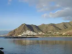 Imagen del pueblo desde la playa de Las Teresitas.
