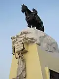 Alegoría del Perú, con los símbolos del escudo nacional, bajo la estatua de José de San Martín.