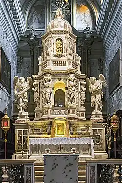 El altar alla romana.