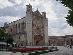 Vista lateral de la iglesia.