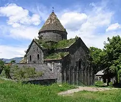 Tambor-torre circular del monasterio de Sanahin (Armenia), que se eleva sobre el crucero cuadrado de la iglesia de la abadía y está provisto de estrechas aberturas para dejar entrar la luz (ca. Siglo&nbsp;X-XII).