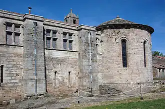 Cementerio, cercano al ábside.