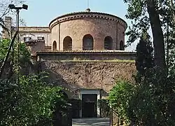 La cúpula de Santa Constanza queda oculta exteriormente por los contrafuerte de su tambor cilíndrico