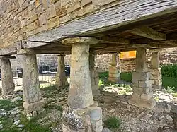 Detalle del apoyo del hórreo sobre los pies