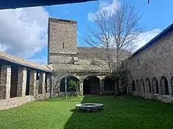 Arcada del cláustro en el lado de la iglesi