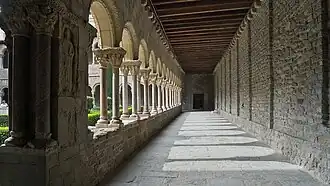 Galería del claustro. Puede verse el guardapolvo o extradós con molduras vegetales.