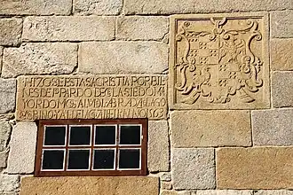 Inscripción sobre la entrada a la sacristía.