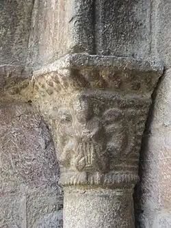 Capitel de una de las columnas de la puerta.