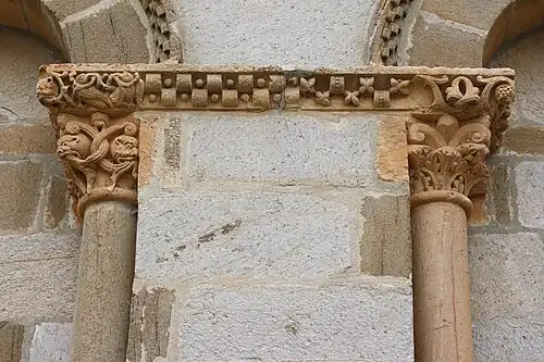 Capiteles en el ábside