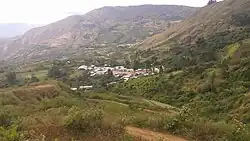 vista panoramica del centro poblado de Santa Teresa, junto al poblado antiguo de Queromarca al fondo.