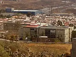Santa María del Mar desde Cuevas Blancas. Al fondo la Autopista del Sur.