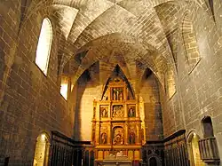 Capilla de los Reyes (1431-1436), con el retablo renacentista en el centro, la tumba marmórea al frente, y los arcosóleos a derecha y izquierda