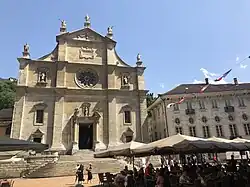 La fachada de los Santos Pedro y Esteban en Bellinzona muestra una sección baja renacentista con una alta barroca.