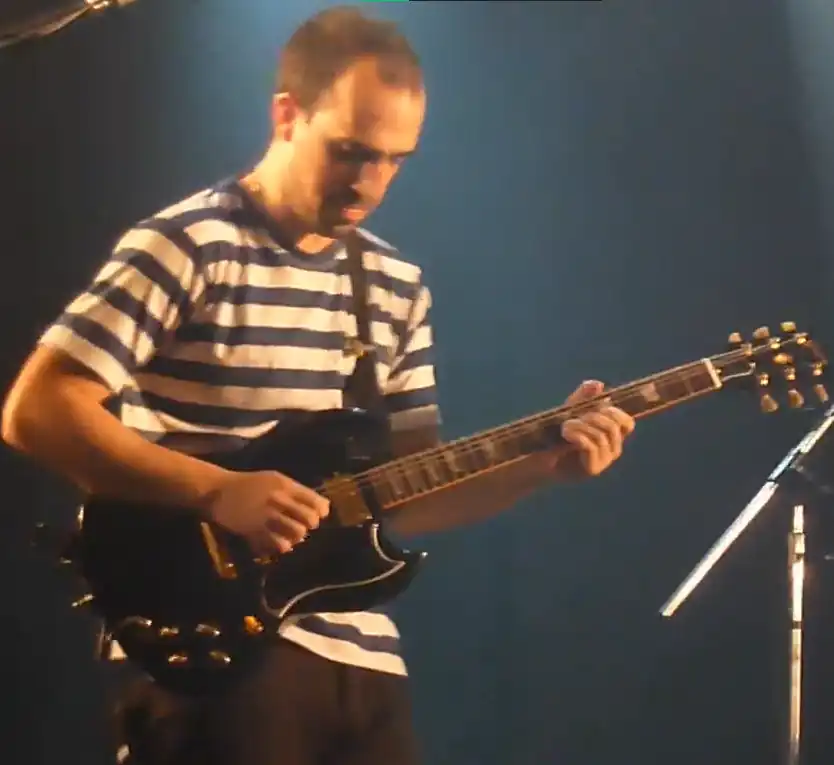 Santiago Marrero tocando la guitarra en el Quality Espacio en 2012