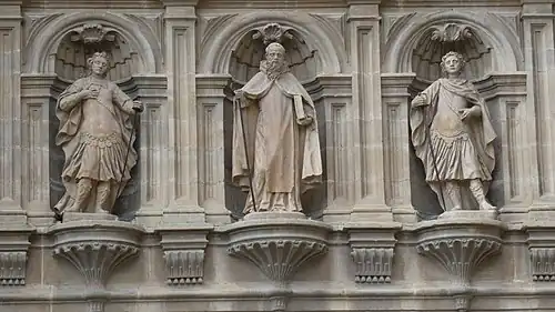 Detalle de las tres esculturas juntas