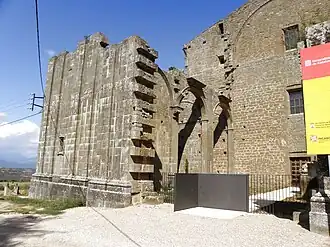 Parte inacabada de la iglesia.