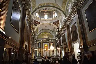 El interior.