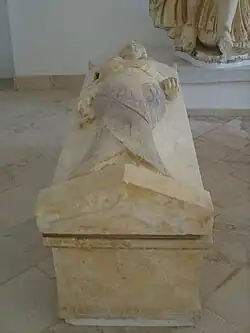 Sarcófago de la sacerdotisa conservado en el museo nacional de Cartago, realizado en mármol y datado entre el siglo IV y el III&nbsp;a.C. Mide 76 × 197 × 68 cm[26]​