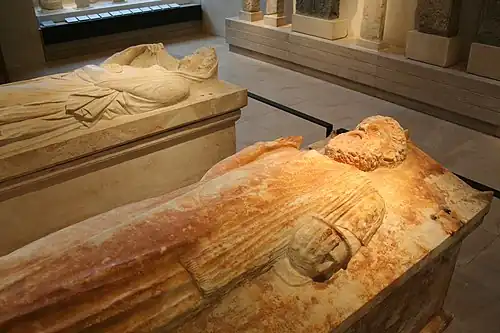 Sarcófagos de la necrópolis de Rabs conservados en la sala de Cartago del Museo del Louvre
