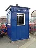 Una cabina de policía en el paseo martítimo de Scarborough.