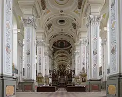 Vista interior mirando al altar