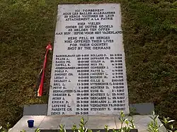 Estela conmemorativa colocada en l'enclos des fusillés, Schaerbeek, en el lugar en que Edith Cavell y Philippe Baucq fueron fusilados.