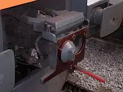 Acople Scharfenberg y topes de una unidad eléctrica de la serie 451 de Renfe Operadora en la Estación de Francia de Barcelona.