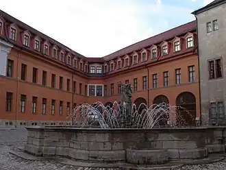 Patio interior con la fuente de Hércules; al fondo, alas norte y oeste