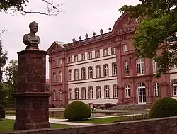 Una vista desde el sureste. Busto del rey Maximiliano I de Baviera.