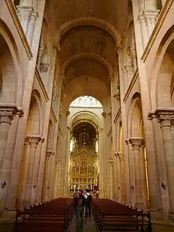 Bóveda de cañón con una galería alta arqueada.