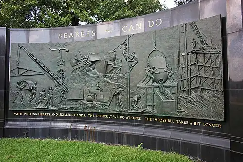 Panel con relieves del monumento Seabee.