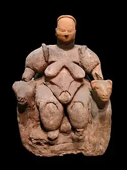 La Mujer sentada de Çatalhöyük, una figurilla descubierta en Turquía y datada aproximadamente en el año 6000 a. C., es una prueba de que ya existían muebles en esa época.