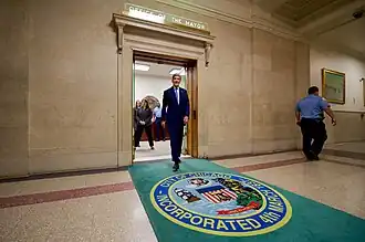 "The Fifth Floor", John Kerry saliendo de la alcaldía (2016)