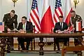 El Secretario de Estado de los Estados Unidos Mike Pompeo y el Ministro de Defensa de Polonia Mariusz Błaszczak firman un acuerdo militar, agosto de 2020.