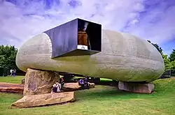 Pabellón de Smiljan Radic en el Serpentine Gallery de Londres, año 2014, obra de estilo naturalista, y ejemplo de la internacionalización de los arquitectos chilenos.