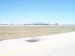 Vista de Sierra de Maranguape de la pista del aeropuerto