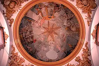 Detalle de la cúpula del presbiterio en la iglesia parroquial de Sesga (Ademuz), con imágenes alusivas a la Virgen María (2017).