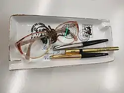 Set de escritura y gafas de Micaela Portilla