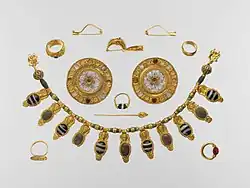 El conjunto de joyas Vulci; comienzos del siglo V; oro, vidrio, cristal de roca, ágata y carnelian; dimensiones diversas; Metropolitan Museum of Art (Nueva York)