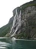 La cascada "Siete Hermanas" sobre el fiordo de Geiranger.