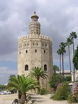 La Torre del Oro, torre fortaleza militar que custodiaba el tráfico fluvial de la Sevilla almohade.