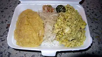 Chutney de tiburón, lentejas y papaya verde rallada sobre arroz.