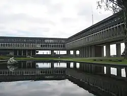 Academic Quadrangle pond en la Simon Fraser University. Burnaby, BC, Canadá